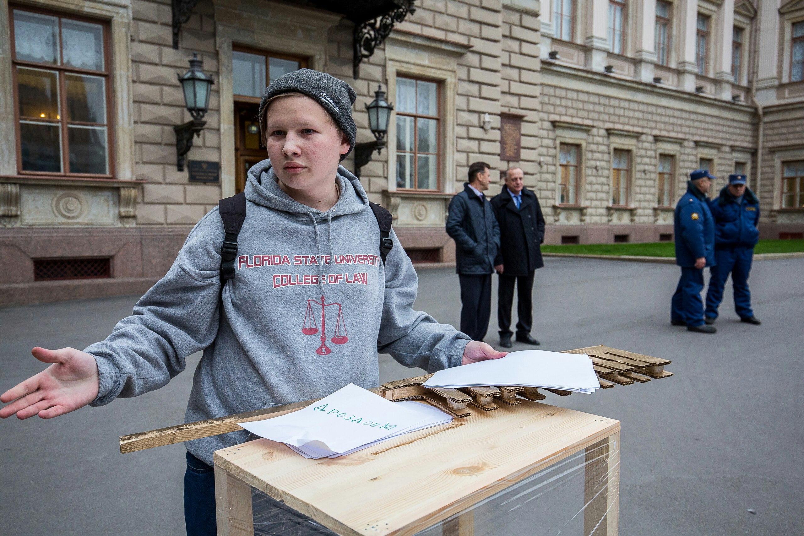 Забытые журналисты. Осипова активистка в СПБ. Форма одежда для журналистов и блогеров. Активиста с Питера я Миша фото.