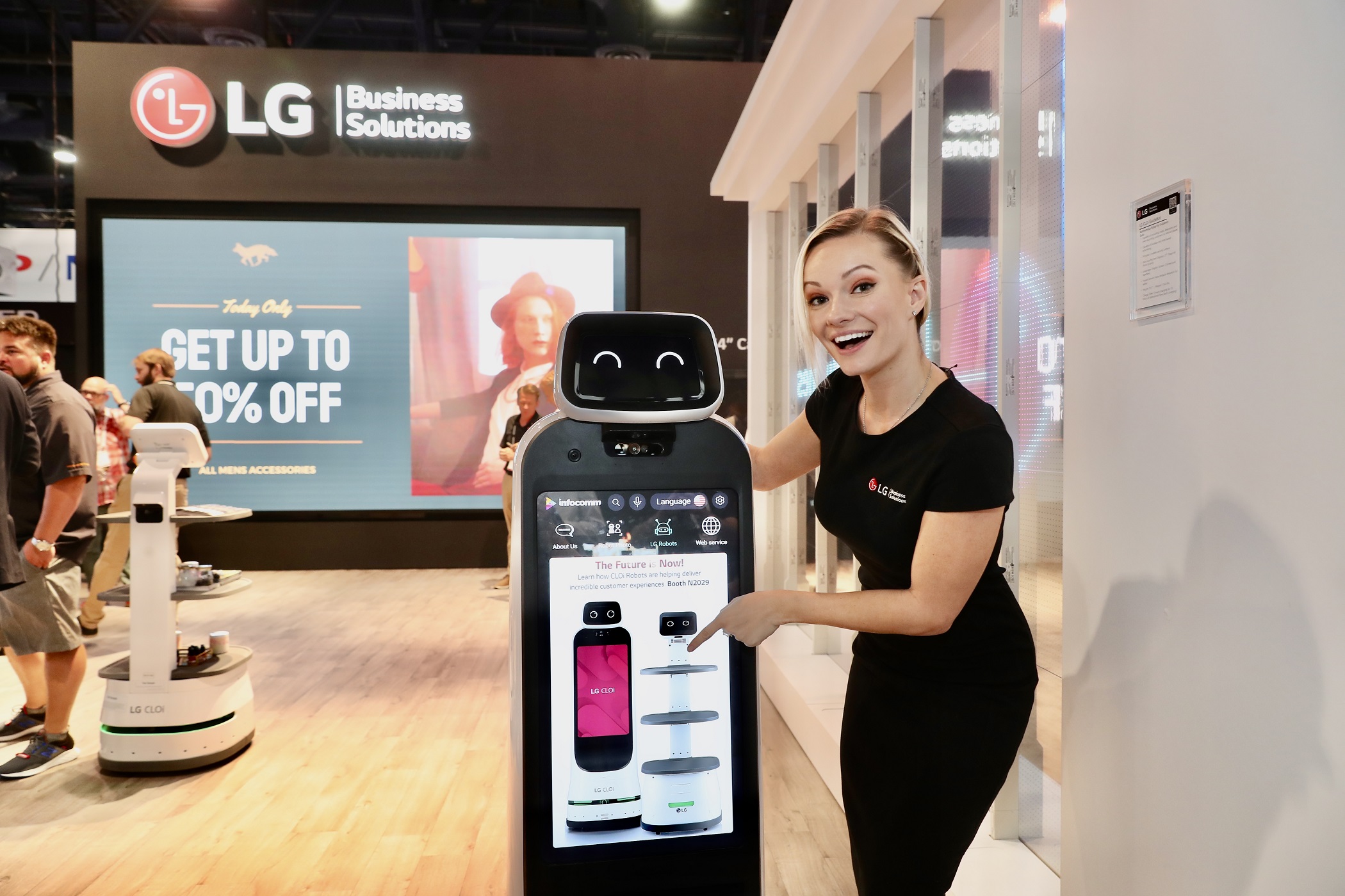 Lg ассистент. LG Electronics выставка. Новые технологии роботы. Робот помощник в метро. @LG smarfonlari 2022.