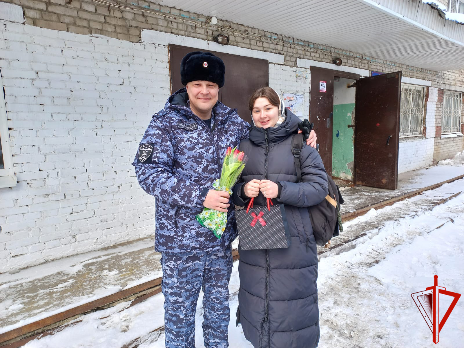 Пресс-релиз: Росгвардейцы в Томской области поздравляют с Международным  женским днем родных и близких погибших правоохранителей