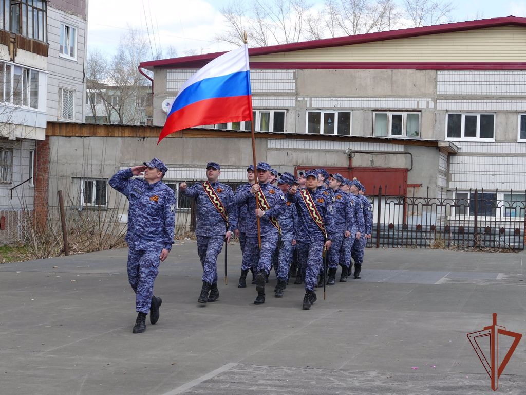 Пресс-релиз: «Парад у дома ветерана» провели росгвардейцы в Томске